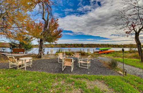 Lakefront Pocono Retreat with Hot Tub and Movie Hub - Foto 34
