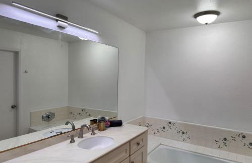 Venice Beach Lux Retreat Coastal Apartment Haven - Photo 17