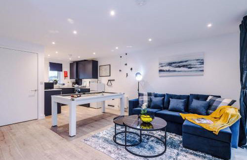 Stunning 3 Story Home, 3 x King Size Beds, Pool Table, Free Parking x2, Ping Pong - Foto 8