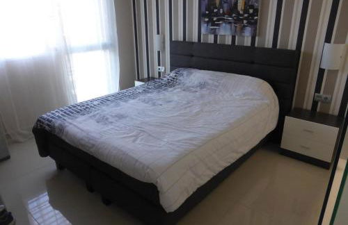 A modern villa with a large solari - Photo 8