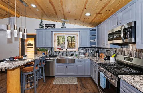 Stylish Elysian Big Bear Cabin w Enclosed backyard - Photo 2