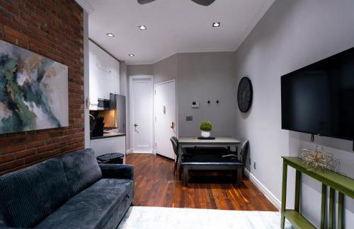 Elegant Central Park Suite - 4 Bedroom Self Check-In - Photo 13