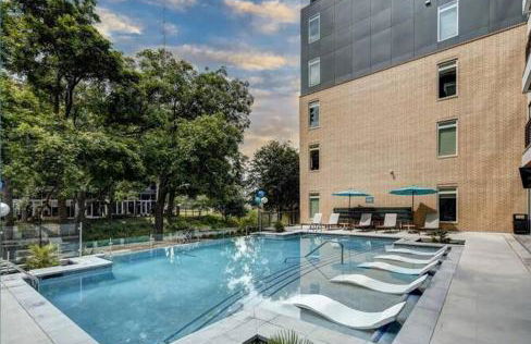 Beautiful RiverWalk Apt with Full Amenities, King Bed & Free Parking - Foto 17