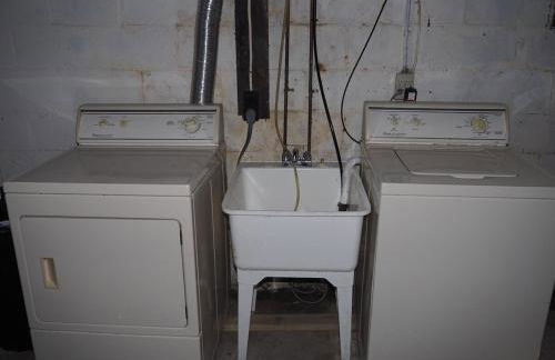 The Cute & Cozy - Lower Apt - Great Location! - Photo 44