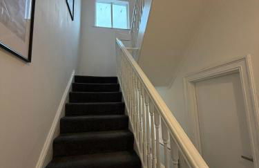 City Centre 4 Bedroom Apartment with Terrace Sleeps 10 by StaySavvy Accommodation - Foto 32