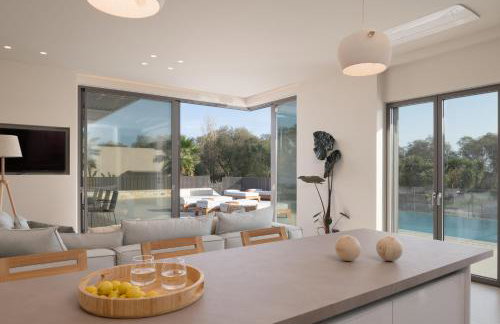 Athina Luxury Villa, with Pool & Walk to the Beach, By ThinkVilla - Foto 29