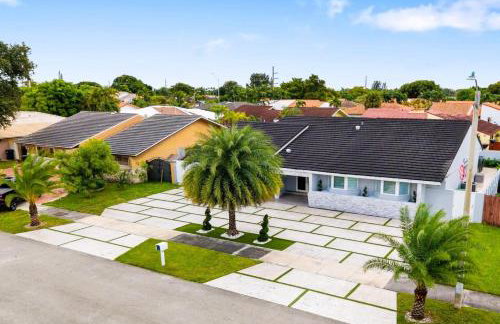 Spectacular Miami- Htd Pool,5 Bdrooms ,MiniGolf, Playground, Baby Items, BBQ - Photo 21