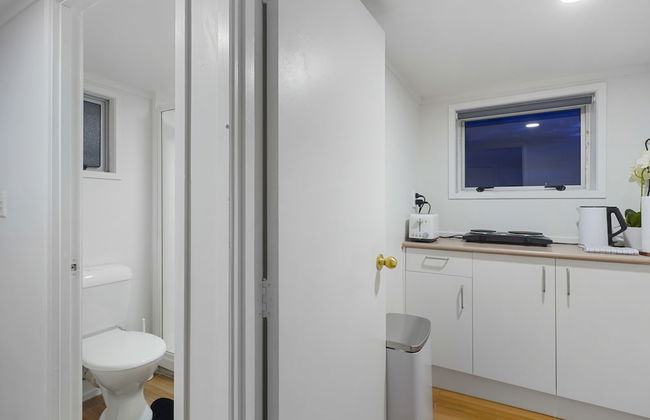 Newly Renovated Studio w Parking-Netflix - Photo 9