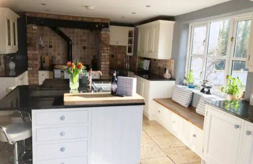 5-Bed Home - Sleeps 12 Pool Garden & Play Area - Foto 11