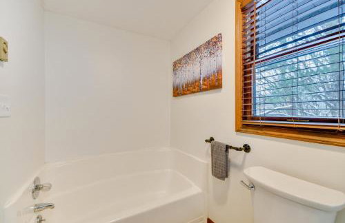 6 Mi to Skiing! Hot Tub Hideaway in Seven Devils - Foto 20