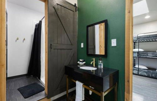 LUX Treehouse on Private Lake next to Lake Conroe with Game room, Paddleboards, Lake Views, and more! - Foto 9