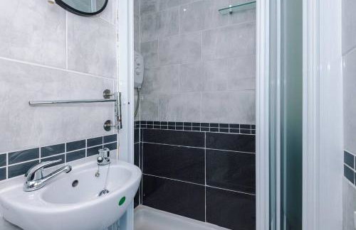 Classic 4 Bedroom House in Wirral with WiFi & Parking Sleeps 9 by PureStay - Foto 6