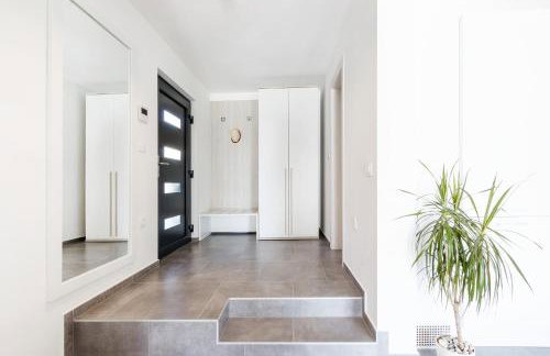 Modern 3-bedroom villa with a private pool - Photo 2