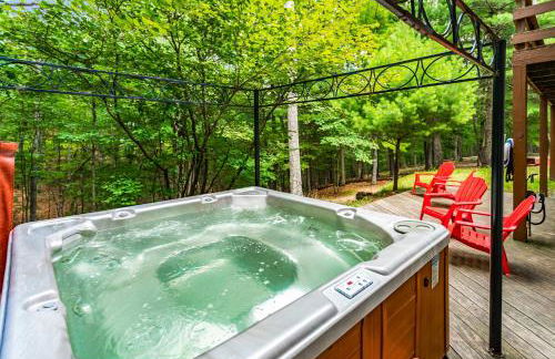 Cabin w hot tub & kayaks by river - Foto 7