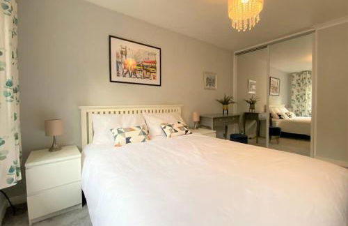 Redhill Town Centre 3 bed House near Gatwick Airport, easy commute to London - Foto 8