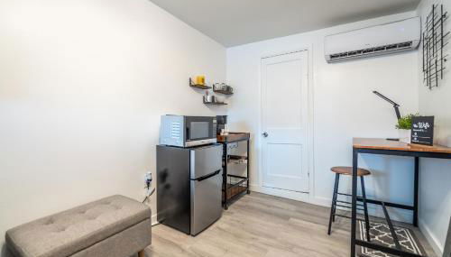 Cozy Studio w/gated parking - Photo 4, minibar