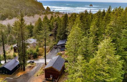 Rustic Arch Cape Getaway w/ Vibrant Interior Walk to the Beach Cape Wonder - Foto 2