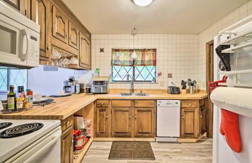 Walk to Lake Game Room Getaway in Pocono Summit! - Foto 17