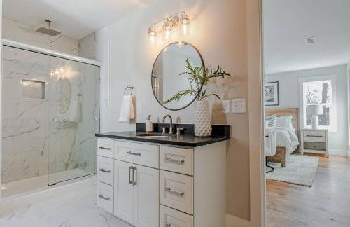 Downtown | Gorgeous | Pet Friendly! - Photo 10