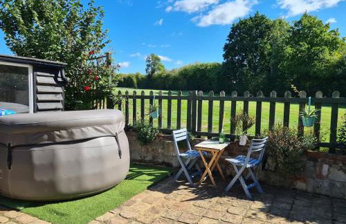 Cheerful, bright, cosy period cottage with hot tub - Foto 41