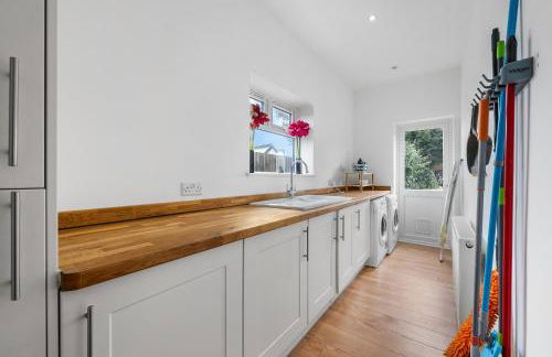 LONG TERM STAY SPECIAL OFFER AVAILABLE! 5-Bedroom Spacious, Stunning Design, Sociable Areas & Cosy House Near South Downs Park, Sleeps 11 with GAMES Room, PRIVATE PARKING and GARDEN - by Blue Puffin Stays - Foto 31