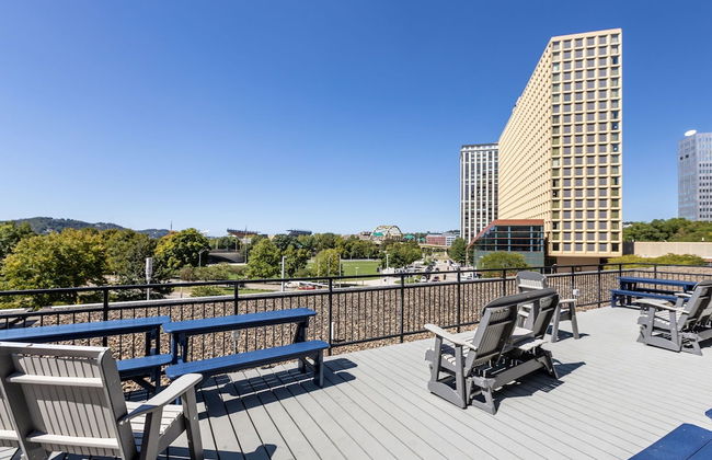 Sleek 2BR Downtown Retreat with Gym - Foto 38