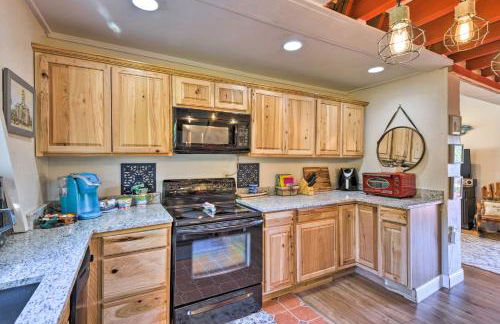 Steps to Lake! Charming Cabin Pool Access and Decks - Foto 12