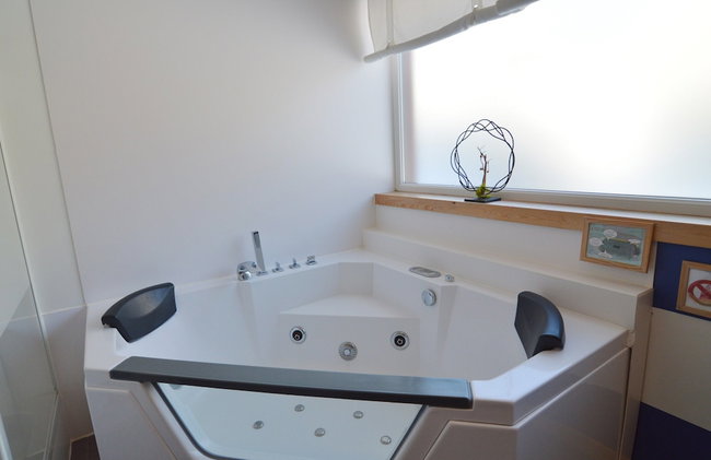 Lovely Modern Cottage With Sauna, Bubble Baths and Even a Beach on the River - Foto 27