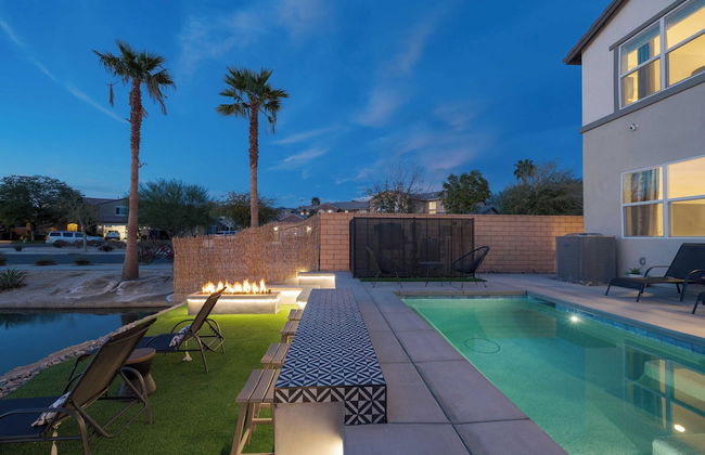 Lakefront w/ Private Pool, Great for Festival Season Lago Luxe by Avantstay - Foto 35