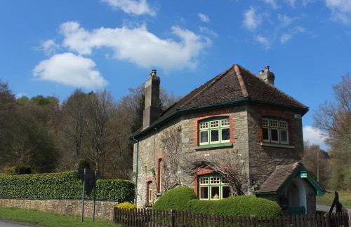 Historic Pike House with Beautiful Garden - Photo 8