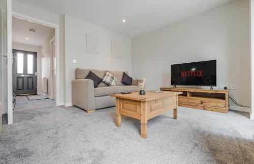 Charming House with Free Parking - Photo 1