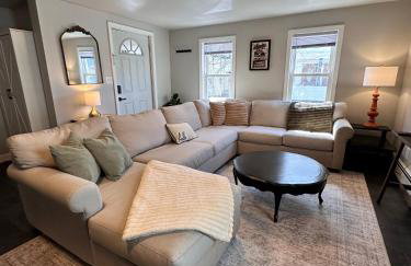 Bright 2-Bedroom Apartment in Federal Hill with Parking, Walk to Atwells Ave - Foto 10