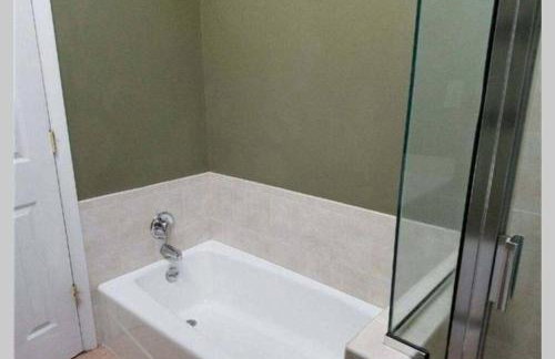 Cozy 4BR 3BA Home- Train to NYC, USOpen, CitiField Mets, MSG, Walk to Harbor & Golf - Photo 25