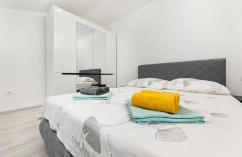 VILLA GEORGE z ogrevanim bazenom in vrtno kuhinjo - Foto 14