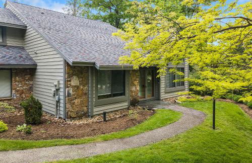 Charming Getaway l recently renovated l Hidden Valley l 4BR+3Bath l Hot Tub - Foto 9