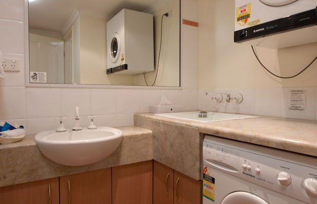 Mid City Luxury Suites - Photo 22