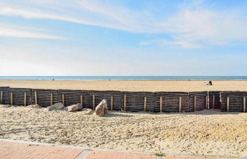 Stunning Home In Neuilly Le Vendin - Photo 24