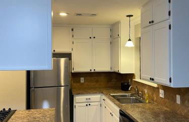 Cozy 3 Bedroom Home in Quiet Neighborhood - Photo 8