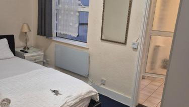 A bedroom flat in a house - Foto 3