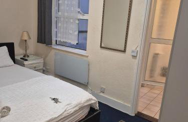 A bedroom flat in a house - Foto 3