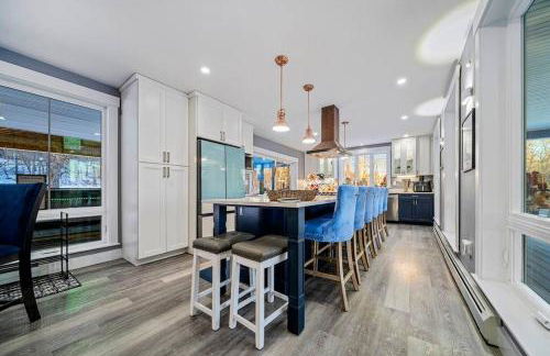 New Sunday River Ski Retreat with Hot Tub Spa - FirePit Sleeps 16 - Foto 51