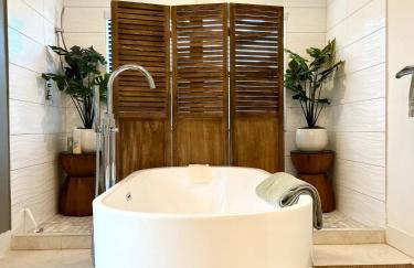 Super stylish 4 BR Home Steps from the Fun - Foto 53