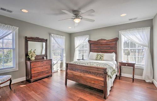 Morrisonville Manor with Fire Pit and Hot Tub! - Foto 20