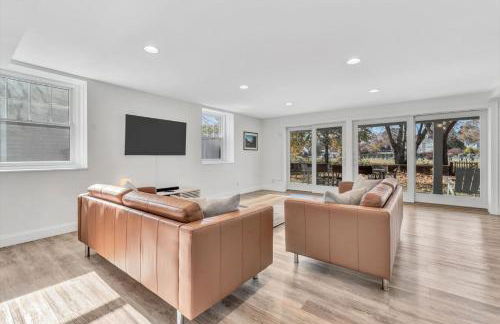 Waterfront Retreat with Private Dock and Fire Pit, Sleeps 8, Outdoor Dining, Spa-Style Primary, Gourmet Kitchen with Dual Dishwashers, Gas Fireplace, River Views, Bright Open Layout, Central AC, Perfect Coastal Escape for Families, 24 Hr Hospitality - Foto 28