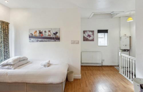 Contractors & Pets Welcome - Sleeps 1-4, less than 1 mile from M606, Ideal for Longer Stays - Foto 3