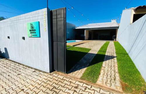 Macadamia Casa de temporada com 1 quarto climatizado com 1 cama casal e 1 beliche e amplo espaço climatizado ideal para acomodar colchões extras e receber mais pessoas com conforto - Foto 2