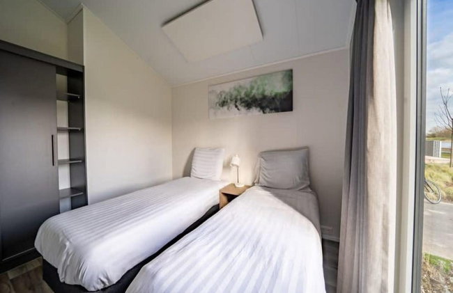 Waterfront Chalet for 6 in Kampen - Photo 3