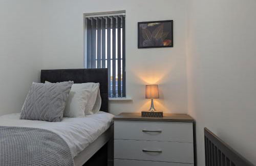 CLARITURF - 4 Bedroom Semi - Private Parking near Turf Moor, Town Centre, Transport and Motorway Links next to Canal, 3 Parks and Lake - Sky and Netflix - Foto 12
