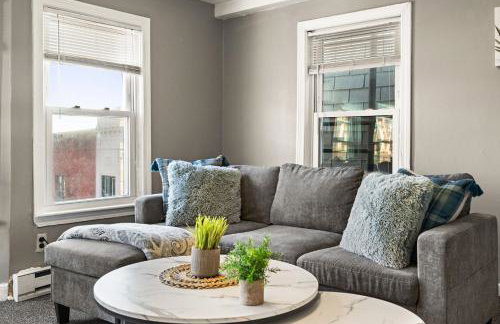 Downtown Beverly Apartment 8 Minutes to Salem and has King Beds - Photo 4