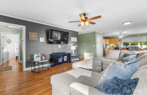 Harmony House - cozy, private mountain home, with firepit and pool table, located 10 minutes from Tryon Equestrian Center, Lake Lure, Local Wineries, and wedding venues - Foto 3